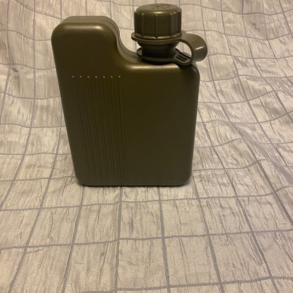 Olive Back packer canteen 1 Liter NEW - Picture 3 of 5